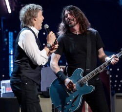 Foo Fighters και Paul McCartney μαζί στη σκηνή του Rock And Roll Hall Of Fame