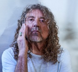 Robert Plant: «Οι μπάντες που συνεχίζουν για δεκαετίες μοιάζουν θλιβερά υπέργηρες»