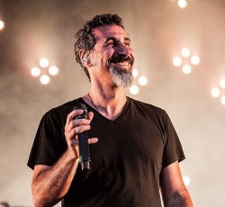 Κοντσέρτο πιάνου θα κυκλοφορήσει ο Serj Tankian 