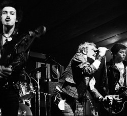 "Pistol": Πρώτο δείγμα από τη σειρά του Danny Boyle για τους Sex Pistols 
