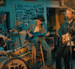 Δείτε τους Black Keys να διασκευάζουν ένα από τα διασημότερα hits του R.L. Burnside 