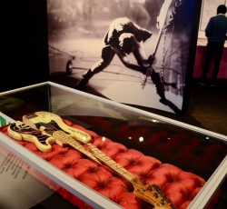 To μπάσο του εξωφύλλου του "London Calling" γίνεται μουσειακό έκθεμα 