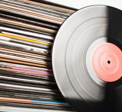 Τις υψηλότερες επιδόσεις των τελευταίων 30 ετών σημείωσαν οι πωλήσεις βινυλίων το 2021 