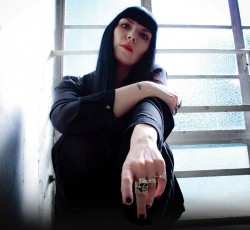 Ακούστε την διασκευή της A.A. Williams σε κλασικό τραγούδι των Moody Blues 