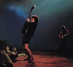 Όταν ο Dave Grohl συνάντησε για πρώτη φορά τους AC/DC 