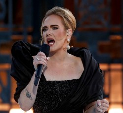 H Adele ώθησε το Spotify να απενεργοποιήσει το αυτόματο shuffle στους δίσκους 