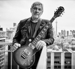 O Alex Lifeson δημοσιοποιεί δύο νέα κομμάτια