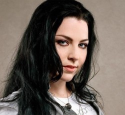 Amy Lee: «Η δισκογραφική μας ανάγκασε να βάλουμε αντρικά φωνητικά στο "Bring Me To Life"»