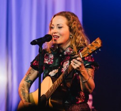 Η Anneke Van Giersbergen επιστρέφει στην Ελλάδα για εννέα εμφανίσεις 
