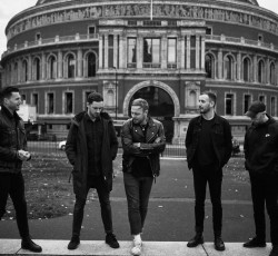 Architects: Αποδίδουν με συνοδεία ορχήστρας το "Animals" 