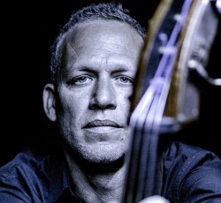 Συνεργασία του Avishai Cohen με την Συμφωνική Ορχήστρα του Gothenburg