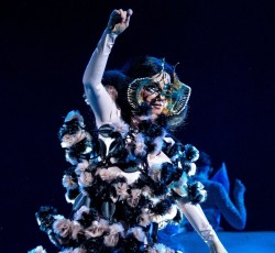 Αφιερωμένος σε όσους μετατρέπουν το σαλόνι τους σε club ο νέος δίσκος της Björk  