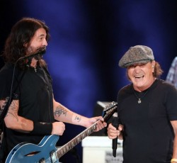 Brian Johnson και Foo Fighters μαζί στην σκηνή 