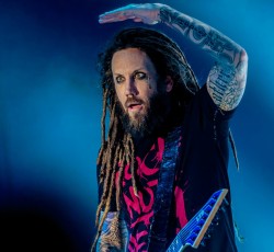 «Με την θρησκεία έπαθα την ίδια εμμονή με τα ναρκωτικά» δηλώνει ο κιθαρίστας των Korn 