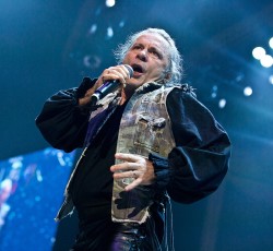 Σε εγχείρηση αντικατάστασης ισχίου υποβλήθηκε ο Bruce Dickinson 