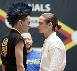 Πρωταγωνιστής του Cobra Kai σε progressive death metal μπάντα 