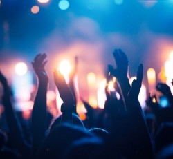 Punk φεστιβάλ χρεώνει τους ανεμβολίαστους θεατές με εισιτήριο των 1000 δολλαρίων 