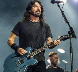 O Dave Grohl δίνει συμβουλές για κατ' οίκον διδασκαλία 