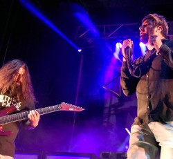 O Chino Moreno αντιδρά στις θεωρίες του Stephen Carpenter περί επίπεδης Γης και εμβολίων 