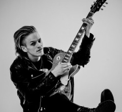 Ο πρώην τραγουδιστής των H.E.A.T διαγνώστηκε με λευχαιμία 