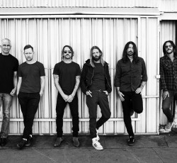 Δείτε τους Foo Fighters να διασκευάζουν Bee Gees 