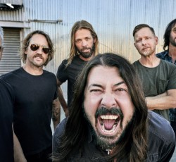 Οι Foo Fighters διασκευάζουν Bee Gees 