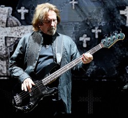 Geezer Butler: «Έδειξα στον Dio τα devil's horns» 