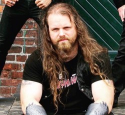 Μπασίστας metal μπάντας αποτρέπει μαζικό πυροβολισμό έξω από συναυλία 