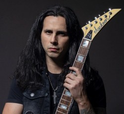 O Gus G παρουσιάζει την πρώτη του ηλεκτρική κιθάρα (video) 