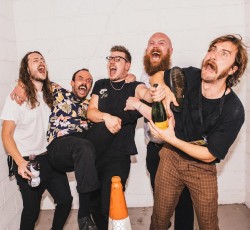 Ακούστε την εξαιρετική διασκευή των Idles στο "The God That Failed" 