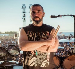 Ο John Dolmayan των System Of A Down εύχεται καλή θητεία στον νέο Πρόεδρο των Η.Π.Α.