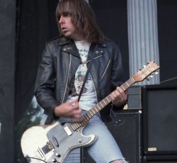 Δημοπρατείται η πιο σημαντική κιθάρα του Johnny Ramone