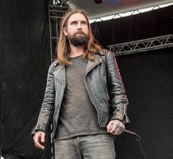 Ο Keith Buckley εναντίον των υπολοίπων Every Time I Die 