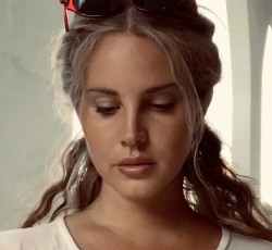 Η Lana Del Rey ανακοίνωσε τον διάδοχο του "Chemtrails Over The Country Club" 