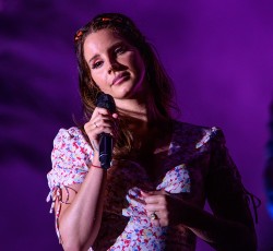 Η Lana Del Rey και η δυσκολία να κρατηθεί το μυστήριο στη μουσική βιομηχανία 