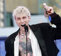 Νικητής σε δύο εκ των τριών rock κατηγοριών ο Machine Gun Kelly στα Βραβεία Billboard 2021 