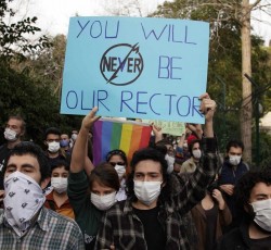 Τουρκία: Φοιτητές διαδηλώνουν υπό τους ήχους των Metallica (video) 