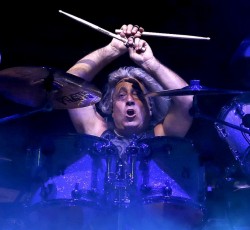 O Mikkey Dee θυμάται τις μέρες του στην μπάντα του King Diamond 