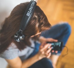 Έρευνα αποκαλύπτει πως η μουσική βοήθησε τους Βρετανούς κατά τη διάρκεια του lockdown 