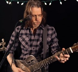 Δείτε τον Myles Kennedy να διασκευάζει Black Sabbath 