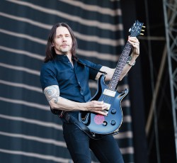 Ακούστε το νέο κομμάτι του Myles Kennedy, "Get Along" 