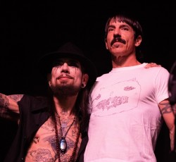 Anthony Kiedis και Dave Navarro διασκευάζουν Lou Reed