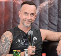 Nergal: «Οι εκκλησίες στην Πολωνία πρέπει να μείνουν ανοιχτές» 