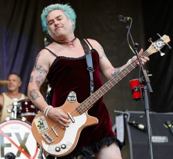 Κομμάτι για την φυλετική ισότητα από τους NOFX 