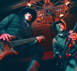 Les Claypool και Robert Trujillo «μονομαχούν» στην Άγρια Δύση 