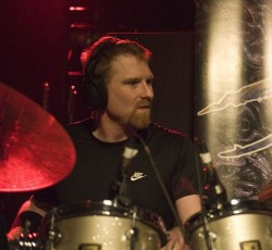 Cynic: Ντοκιμαντέρ στη μνήμη του Sean Reinert με πλήθος σπουδαίων καλεσμένων 