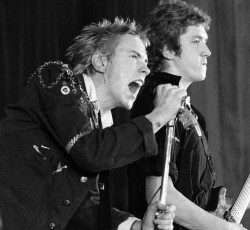Μήνυση μελών των Sex Pistols εναντίον του John Lydon  