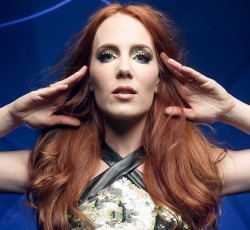 Simone Simons: «Υπάρχει περισσότερη πίεση στις γυναίκες να δείχνουν όμορφες» 
