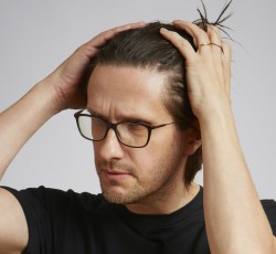 Ο Steven Wilson γίνεται Donald Trump, Mark Zuckerberg, David Bowie και Paul McCartney στο νέο του videoclip 