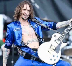 O frontman των The Darkness δεν βλέπει τρόπο επιστροφής της μουσικής μετά την πανδημία 